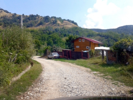 Drumul care duce în sat, porțiunea neasfaltată