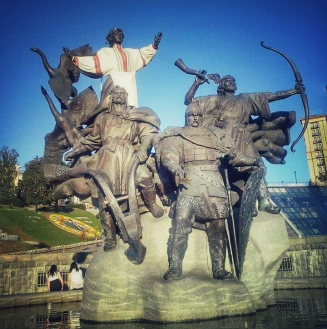 Monumentul dedicat fondatorilor Kievului: frații Kii, Șcek și Horiv, împreună cu sora lor Libid, în ie națională