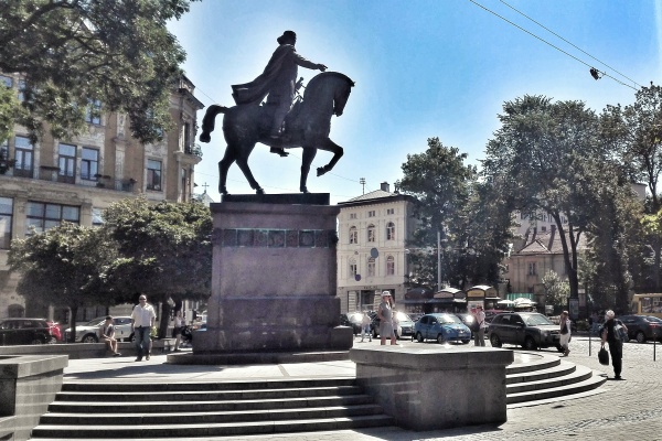 Prințul Danylo Halytsky (1201-1264) conducătorul Regatului Galiției și Volîniei, imortalizat călăre în apropierea Pieței Rynok din Liov